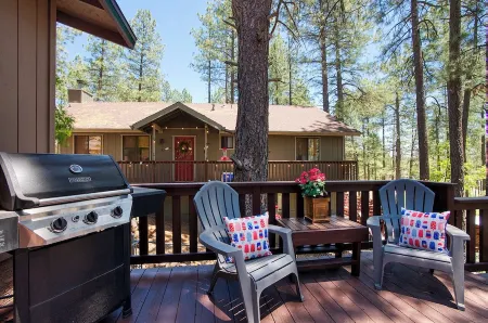 Pinecone Paradise Cozy 3-bedroom cabin with family fun amenities