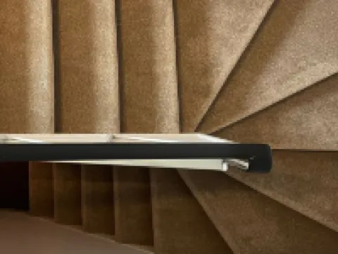 Big Loft in the Heart of Cheam Village (35 min from London City) โรงแรมในSutton