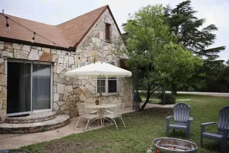 Dos Pinos Riverside Cottage near DT Kerrville