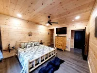 A fairytale like Cottage tucked in the woods: hot tub/wi-fi/game room/firepit!
