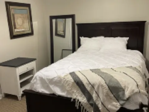 Spacious, lovely 2bed 1bath with free parking 奧克帕克酒店