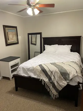 Spacious, lovely 2bed 1bath with free parking Отели рядом с достопримечательностью «Frank Lloyd Wright Home and Studio»