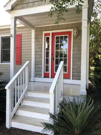 Pet friendly cottage w large fenced yard. Available weekly, monthly or nightly!