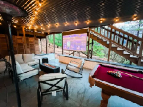 Mountain Cabin w/ Gorgeous Forest Lounge & Hot Tub