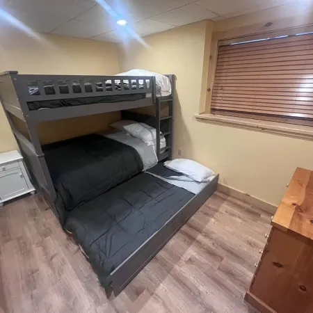 5 bdrm, 3 levels, 5 min Attitash Mt, 6 miles storyland, pool, a/c, grill Отели в г. Бартлетт