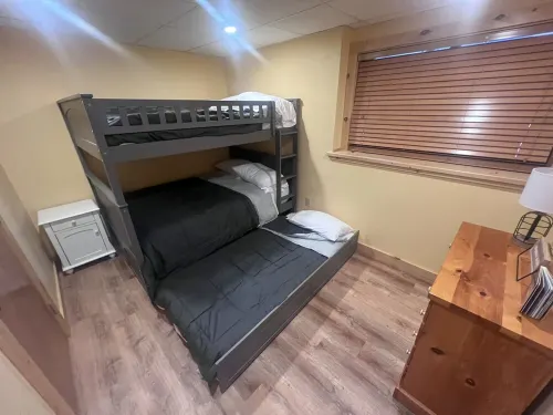 5 bdrm, 3 levels, 5 min Attitash Mt, 6 miles storyland, pool, a/c, grill