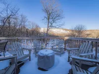 100 Yards to Slopes & Fred's : Firepit : Pets : 500 Mbps : Mt Views : Beech Barn