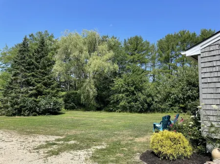 A Quiet Cottage close to beaches, Kennebunkport and Kennebunk. Polly’s Place.