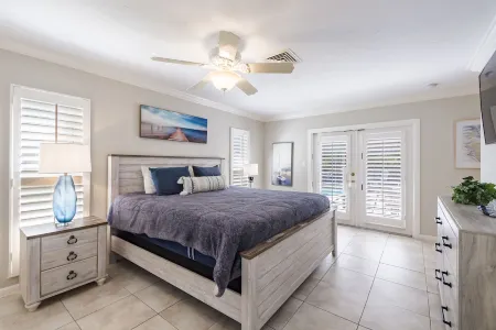 The Hamilton ~ Upscale Pool House by Beaches/Downtown