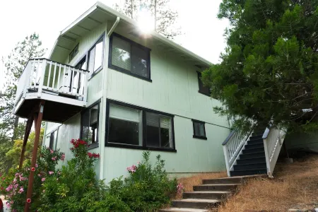 Recharge Retreat and Spa Near Yosemite Отели рядом с достопримечательностью «Groveland Yosemite Gateway Museum»