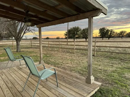 Enjoy quiet country skies.  Modern guest house in Crawford 20 mins to Waco.