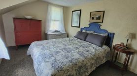 Cozy one bedroom cottage on the edge of town. Close to trails and lakes.