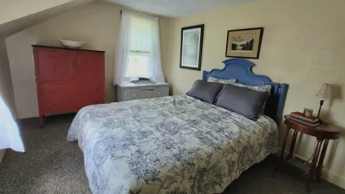 Cozy one bedroom cottage on the edge of town. Close to trails and lakes.