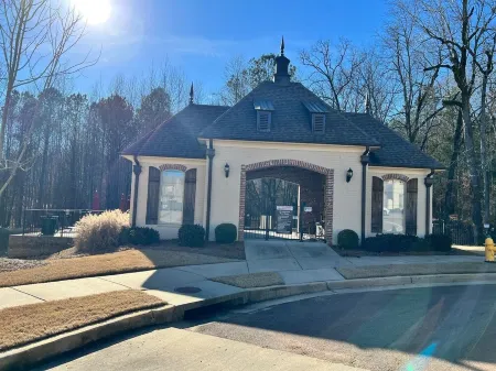 Luxurious condo minutes from Ole Miss & the Square