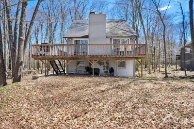Spacious and Remodeled Cabin in Poconos Mountain Resort. Hot Tub and Game Room!