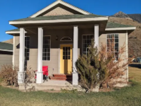 Salmon Riverfront HomeClose to Salmon and Challis.  Fishing from back yard. Hotels in Lemhi County