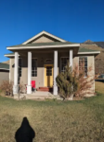 Salmon Riverfront HomeClose to Salmon and Challis.  Fishing from back yard.