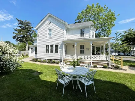 Brand new 2 bedroom, Greenport Village, walk to town Marina Views!! Отели рядом с достопримечательностью «Peconic Cruise Line»