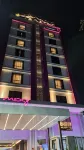 Moxy Solo Hotel dekat Masjid Raya Sheikh Zayed Solo Surakarta