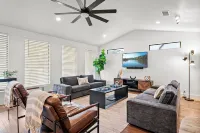 Huge Patio Game Room w/ Pool - 18 Beds - Downtown