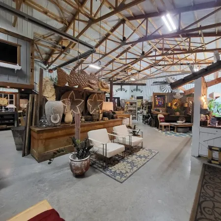 Cozy loft inside a vintage store on an animal rescue farm in Westville, IN Отели в г. Кулспринг Тауншип