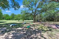 The Wildflower- Peaceful Retreat/7 Miles to Magnolia/Downtown Waco Hotels in McLennan County