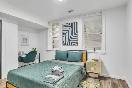 The Smith Victorian 2BR Brownstone Apartment Отели в г. Спрингфилд