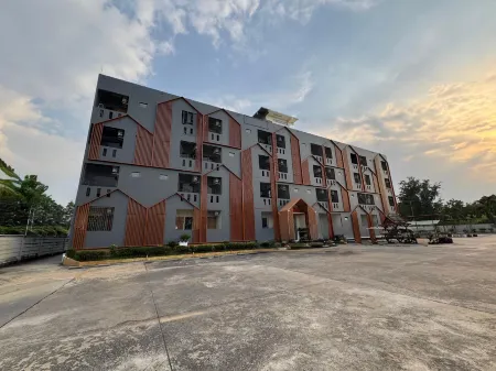 New Home Nakhon Chai Si Отели рядом с достопримечательностью «Wat Lan Tak Fa»