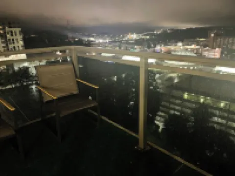 Charming Penthouse of 2-bedroom apartment in Towson with AC, fitness room, WiFi タウソンのホテル