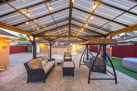 Coastal Home Near UCSB & Airport + Hot Tub, King Beds, Fast Wifi, Sleeps 6 Отели в г. Голета