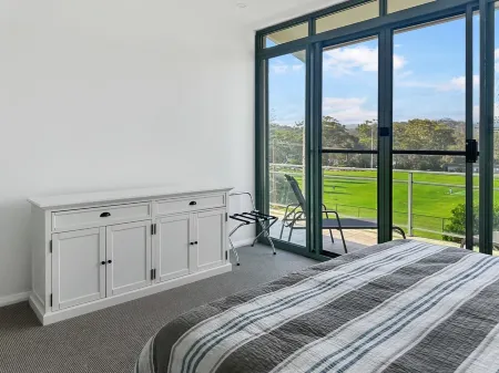 Avoca Coastal Retreat - holiday in the heart of Avoca Beach!