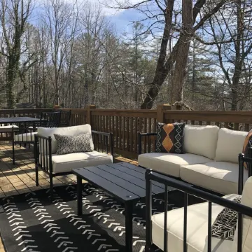 Cozy Yet Modern Cottage. Pet Friendly. 1.3 Miles to Town. Mountain Views.