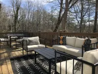 Cozy Yet Modern Cottage. Pet Friendly. 1.3 Miles to Town. Mountain Views.