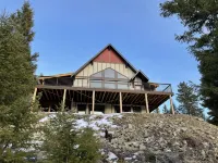 Mountain Retreat: Stunning Views, Off-Grid Luxury, Trails, Fishing, Stargazing