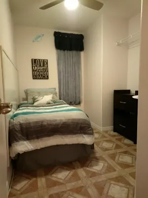 CLEAN Modern home, 3 bedrms, 1 double-sink bathrm,   65" TV  & 3 couches