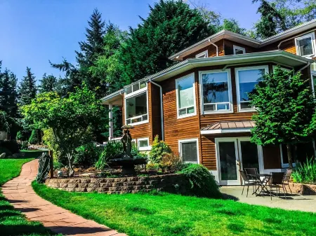 This Whidbey Island  waterfront vacation home is your own private resort. Отели рядом с достопримечательностью «Парк округа Дабл Блафф»