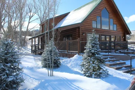 Beautiful Newly Remodeled Log Cabin at Tiny Timbers Resort!