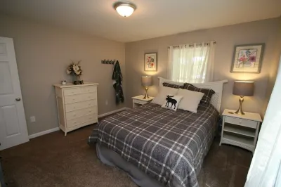 Wonderful BEAR-LY CONNECTED CABIN in the woods, West Virginia! Camp Walker附近的飯店