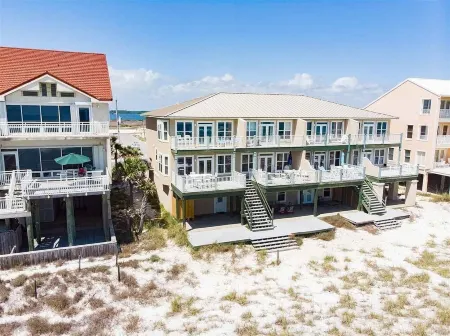 Beachfront 4 bed 3 bath townhouse. kayak, paddle board, ping pong table included Отели рядом с достопримечательностью «Наварр Бич Си Тертл Консервейшен Сентер»