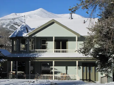 Downtown 4 Bed/3 bath Historic District - Hot tub/mtn views /grassed fenced yard