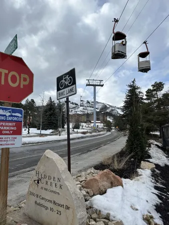 Canyons Village unit w/easy access to skiing, full kitchen, transportation