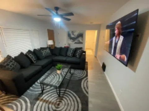 Charming 3-bedroom, newly renovated modern decor home in Akron,Goodyear Heights