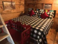 Cozy Cabin in the woods at Bluegill Lake Cabins Hotels in Van Zandt County