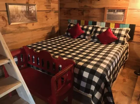 Cozy Cabin in the woods at Bluegill Lake Cabins