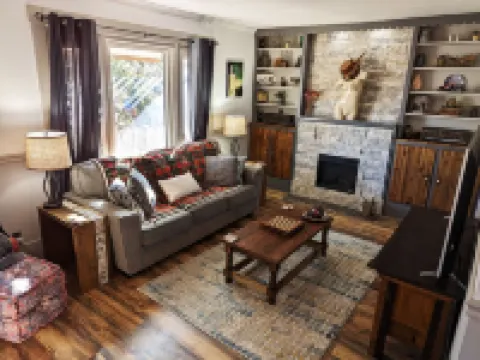 Enjoy relaxing comfort in this uniquely designed home - 5min from Frontier Park