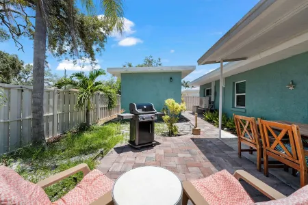 Beautiful Nokomis Beach Cottage. Walk to Beach w/Tranquil & Private Patio Отели рядом с достопримечательностью «Venice Myakka River Park»