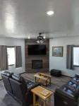 Charming 3-bedroom house with WiFi, AC minutes from Lake Oahe/ 3 stall garage Hotels in Hughes County