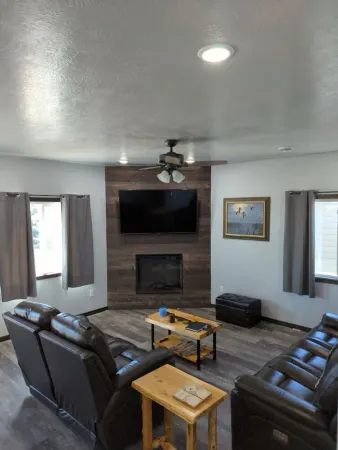 Charming 3-bedroom house with WiFi, AC minutes from Lake Oahe/ 3 stall garage