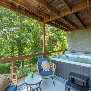 Mtn Cabin with Views, Hot Tub+Grill, Wood Stove, WiFi, Private & Close to Town.