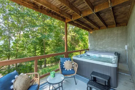 Mtn Cabin with Views, Hot Tub+Grill, Wood Stove, WiFi, Private & Close to Town.